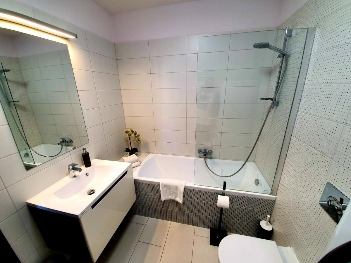 Intro Apartman ชาร์วาร์ ภายนอก รูปภาพ